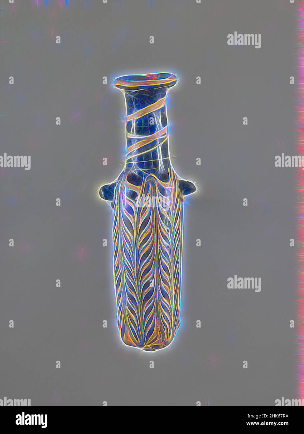 Inspiriert von Ölflask (Alabastroon), Griechisch, östliches Mittelmeer, Hellenistisch, 323–31 v. Chr., Mitte des 2nd. Jahrhunderts v. Chr. bis Anfang des 1st. Jahrhunderts n. Chr., Glas, Levante, Asien, Zypern, Asien, Behälter, Glaswaren, 4 15/16 x 1 5/8 Zoll (12,5 x 4,1 cm, neu erfunden von Artotop. Klassische Kunst neu erfunden mit einem modernen Twist. Design von warmen fröhlichen Leuchten der Helligkeit und Lichtstrahl Strahlkraft. Fotografie inspiriert von Surrealismus und Futurismus, umarmt dynamische Energie der modernen Technologie, Bewegung, Geschwindigkeit und Kultur zu revolutionieren Stockfoto