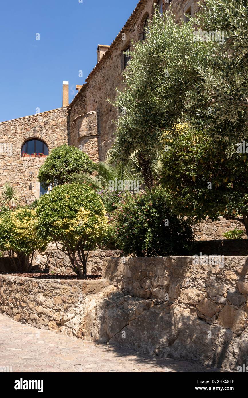 Schmale Steinstraße in der mittelalterlichen Stadt von Kumpels an der costa brava an einem sonnigen Sommertag Stockfoto