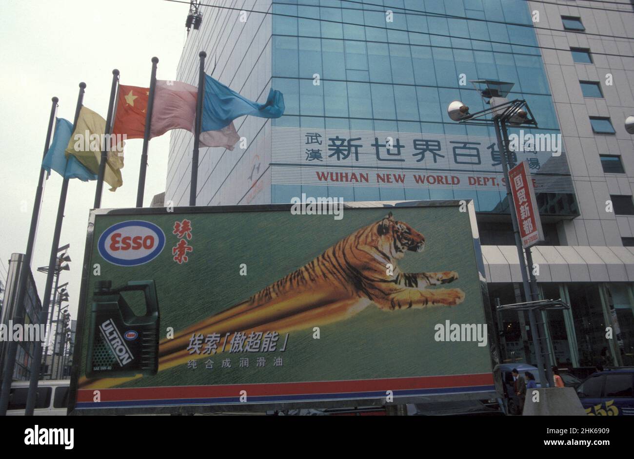 Ein Gebäude und Esso-Werbung in der Stadt Wuhan in der Provinz Hubei in China. China, Wuhan, November 1996 Stockfoto