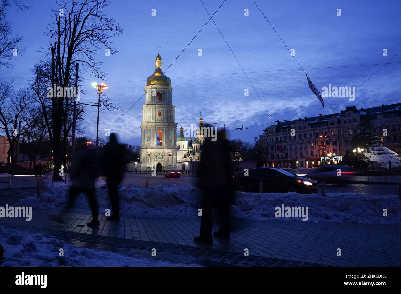 Kiew, Ukraine. 2nd. Februar 2022. Die Menschen gehen an der Sophienkathedrale vorbei, während Kiew angesichts der immer größer werdenden russischen Bedrohung ruhig bleibt. In den letzten Wochen hat Russland etwa 100.000 Soldaten, die mit allem ausgestattet waren, von Panzern und Artillerie bis hin zu Munitionswaffen und Luftwaffen, an die ukrainische Grenze gebracht. (Bild: © Bryan Smith/ZUMA Press Wire) Stockfoto