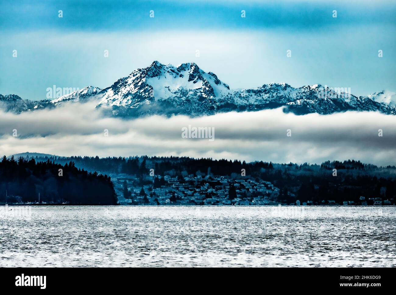 Die Olympic Mountain Range im Bundesstaat Washington und der Puget Sound. Stockfoto