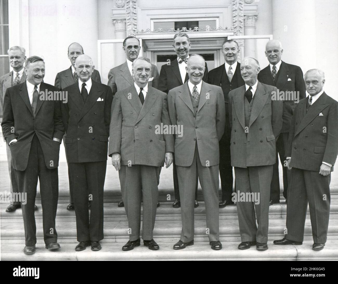 1953, Washington, DC - Präsident Eisenhower posiert mit Mitgliedern des Obersten Gerichtshofs. L-r, erste Reihe: William O. Douglas, Stanley Reed, Fred M Vinson, Chief Justice, Präs. Eisenhower, Hugo Black und Felix Frankfurter. Hintere Reihe l-r: Sherman Adams, Ast an den Präsidenten, Herbert Brownell, Generalanwalt, Sherman Minton, Thomas C. Clark, Robert H. Jackson und Harold H. Burton. Stockfoto