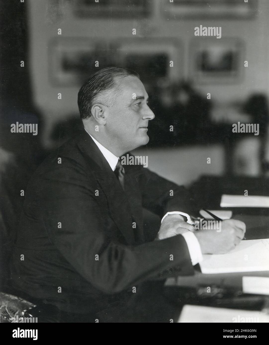 Anfang der 30er Jahre - Präsident Franklin D. Roosevelt wird an seinem Schreibtisch im Weißen Haus gezeigt. Stockfoto
