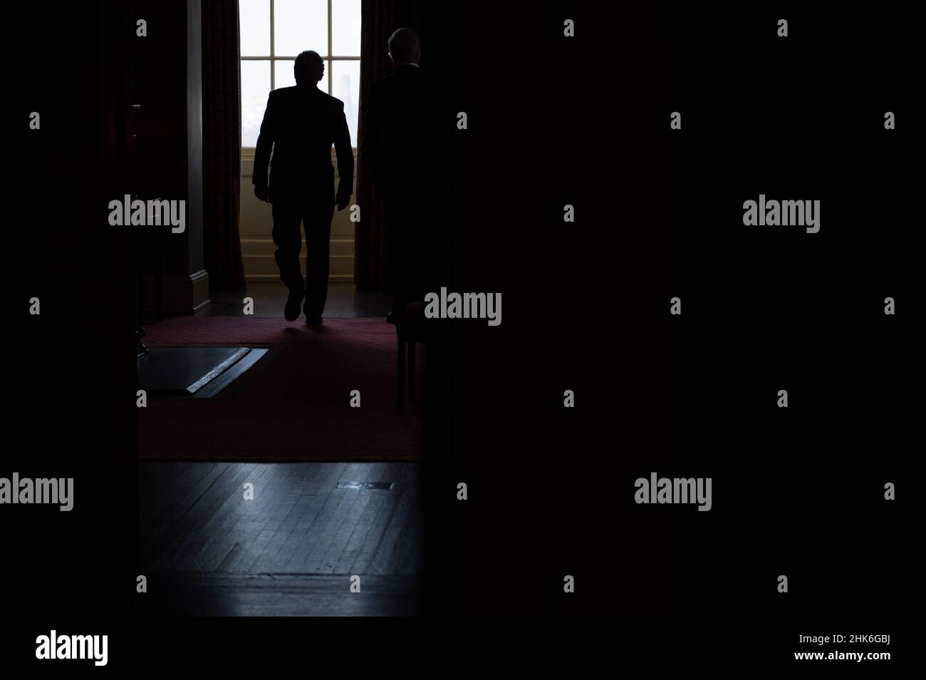Senator Mitch McConnell (R-KY), der Minderheitsführer des Senats, wird als eine Silhouette angesehen, die am Mittwoch, den 2. Februar, im US-Kapitol in Washington, D.C. in sein Büro eintritt. 2022. Angesichts der hohen Spannungen zwischen Russland und den westlichen Mächten unterrichteten Verteidigungsminister Lloyd Austin und Außenminister Antony Blinken die Gesetzgeber, als Präsident Biden Pläne ankündigte, Tausende US-Truppen in die Region zu entsenden. (Graeme Sloan/Sipa USA) Stockfoto