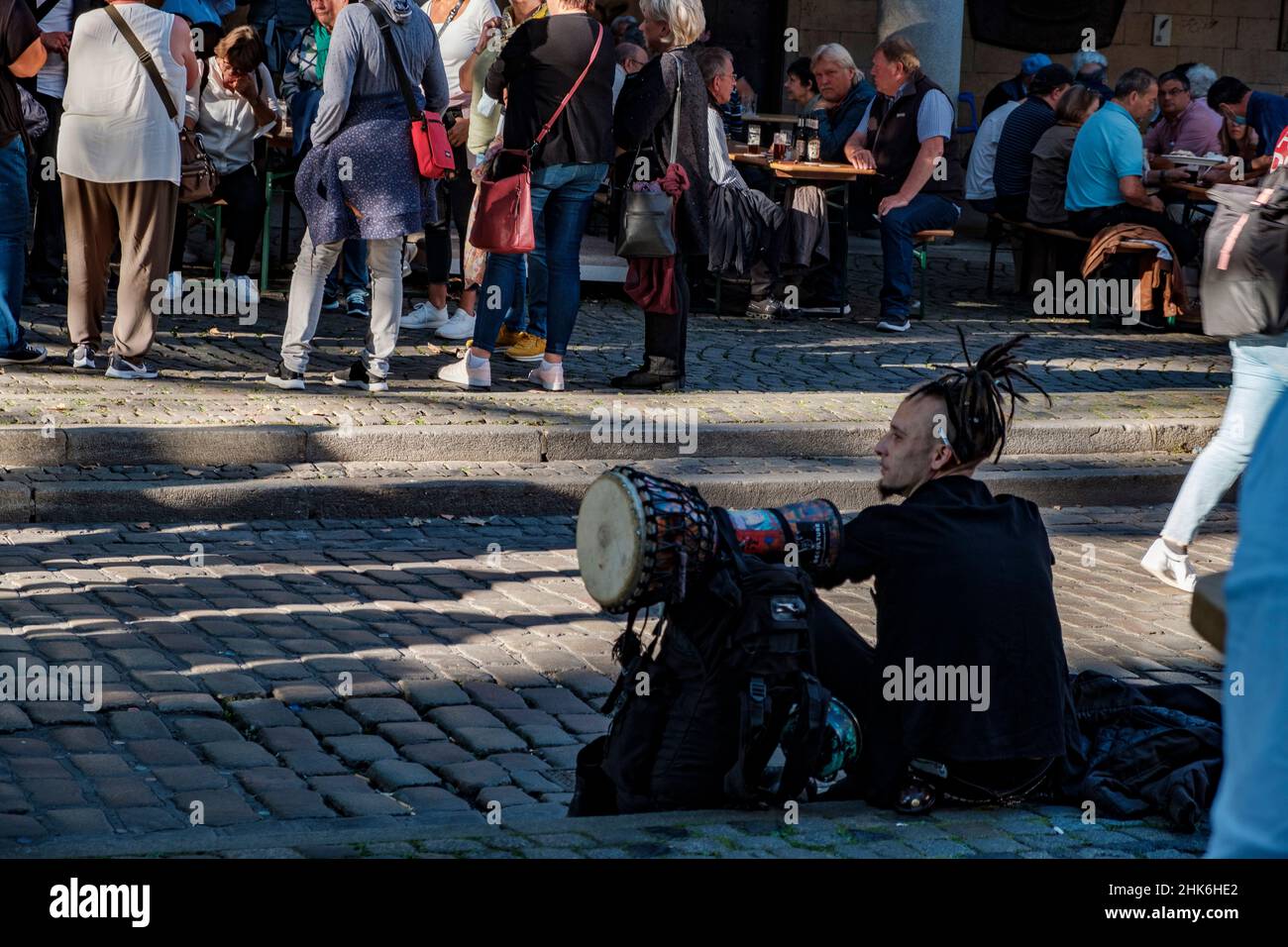 Straßenmusiker, der Besucher der Altstadt vor der Brauerei 'Uerige' in Düsseldorf, NRW, beobachtet Stockfoto