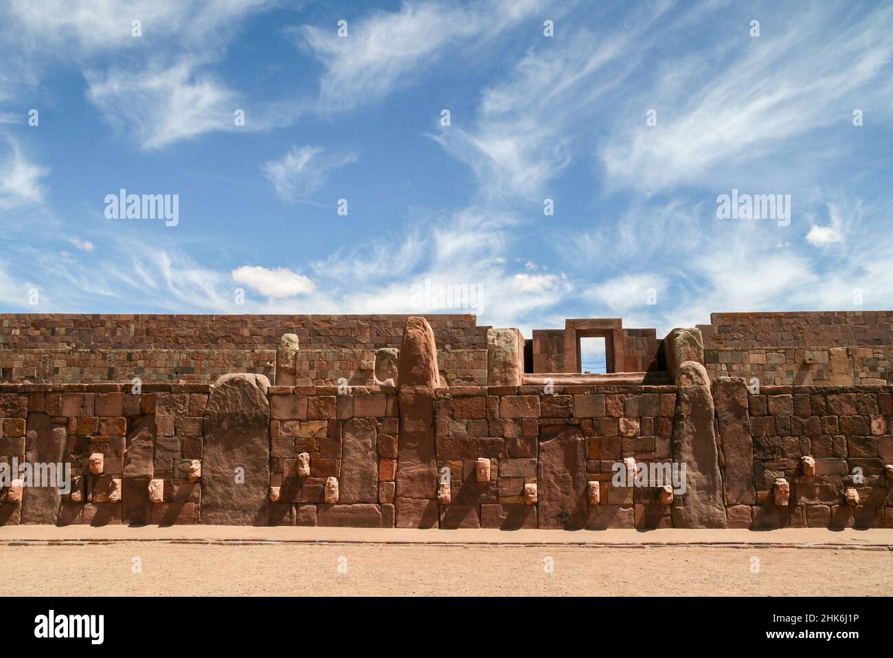 Architekturmauer mit Steinwänden von Tiwanaku in der Nähe von La Paz in Bolivien, einem historischen Ort vor kolumbien Stockfoto