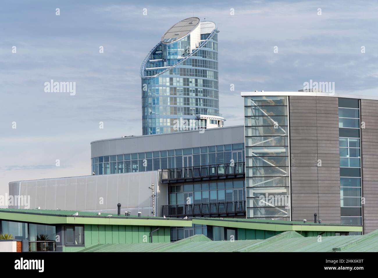 Portsmouth City Landschaft zeigt moderne Architektur mit Ben Ainslie Racing HQ im Vordergrund und Stadtbild Hochhaus-Apartment dahinter. Stockfoto