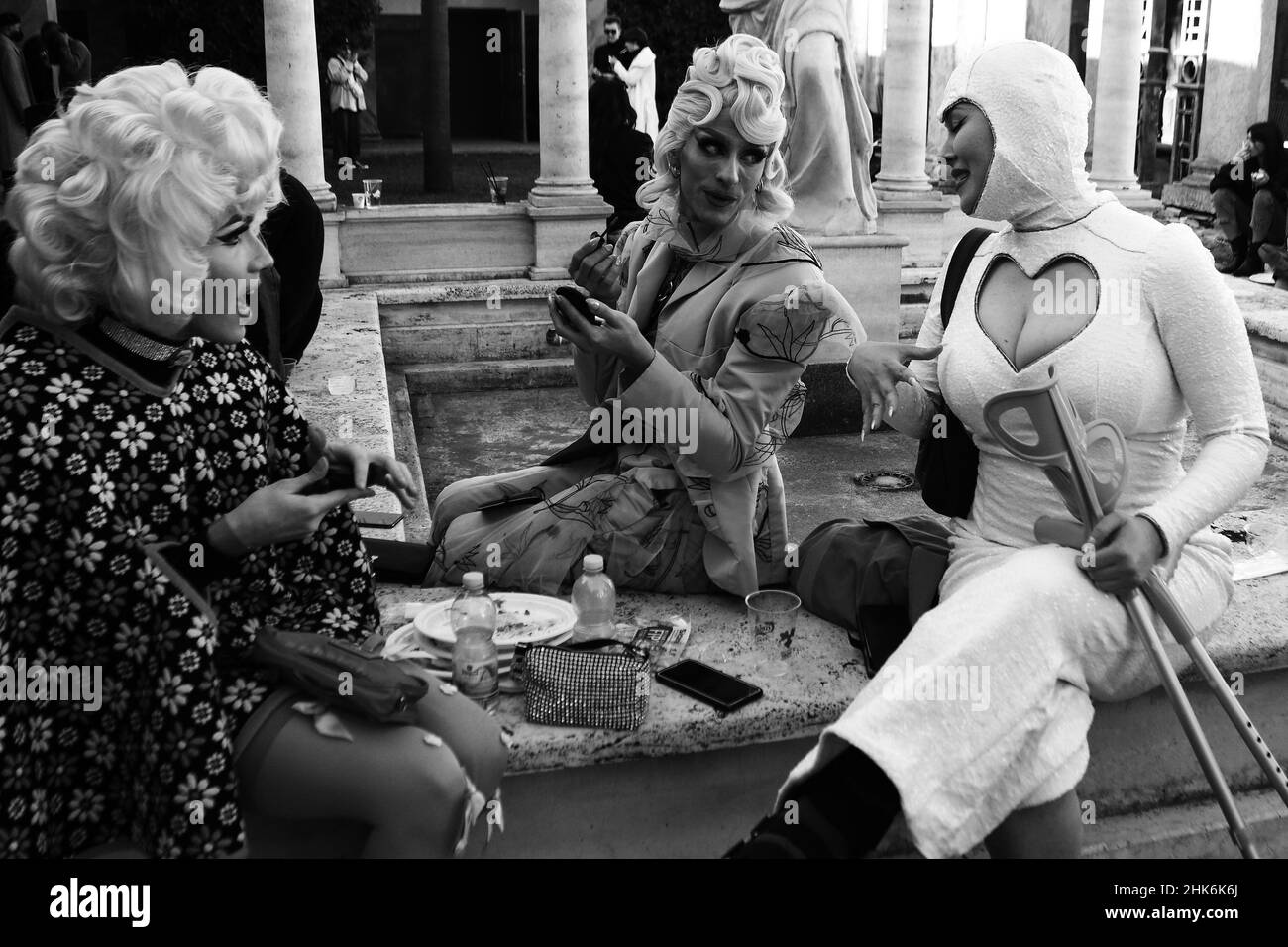 2. Februar 2022 - Models im Backstage-Bereich, Gast, Drag Queen und Menschen am ersten Tag der Rome Fashion Week von Altaroma in den Cinecitta Studios in Rom Rom, Italien. © Evandro Inetti über ZUMA Wire) (Bildnachweis: © Evandro Inetti/ZUMA Press Wire) Stockfoto