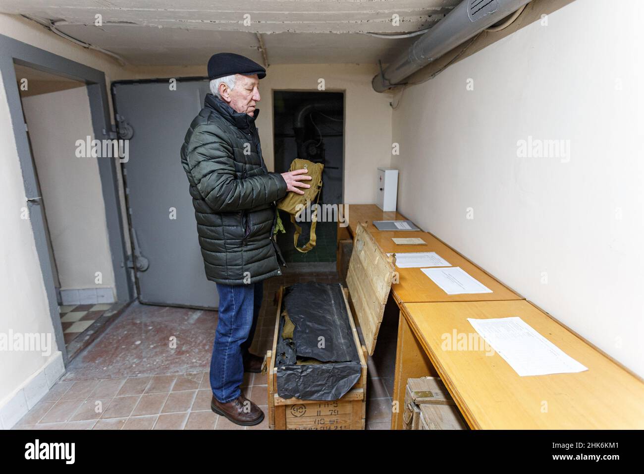 USCHHOROD, UKRAINE - 2. FEBRUAR 2022 - der Katastrophenschutzexperte Anatolii Koboziev demonstriert eine Gasmaske im Bombenschutz des Uschhorod Vodok Stockfoto