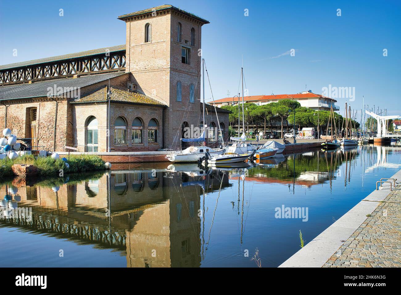 Salzlager und Boote liegen im bunten Kanalhafen von Cervia, Emilia Romagna, Italien Stockfoto