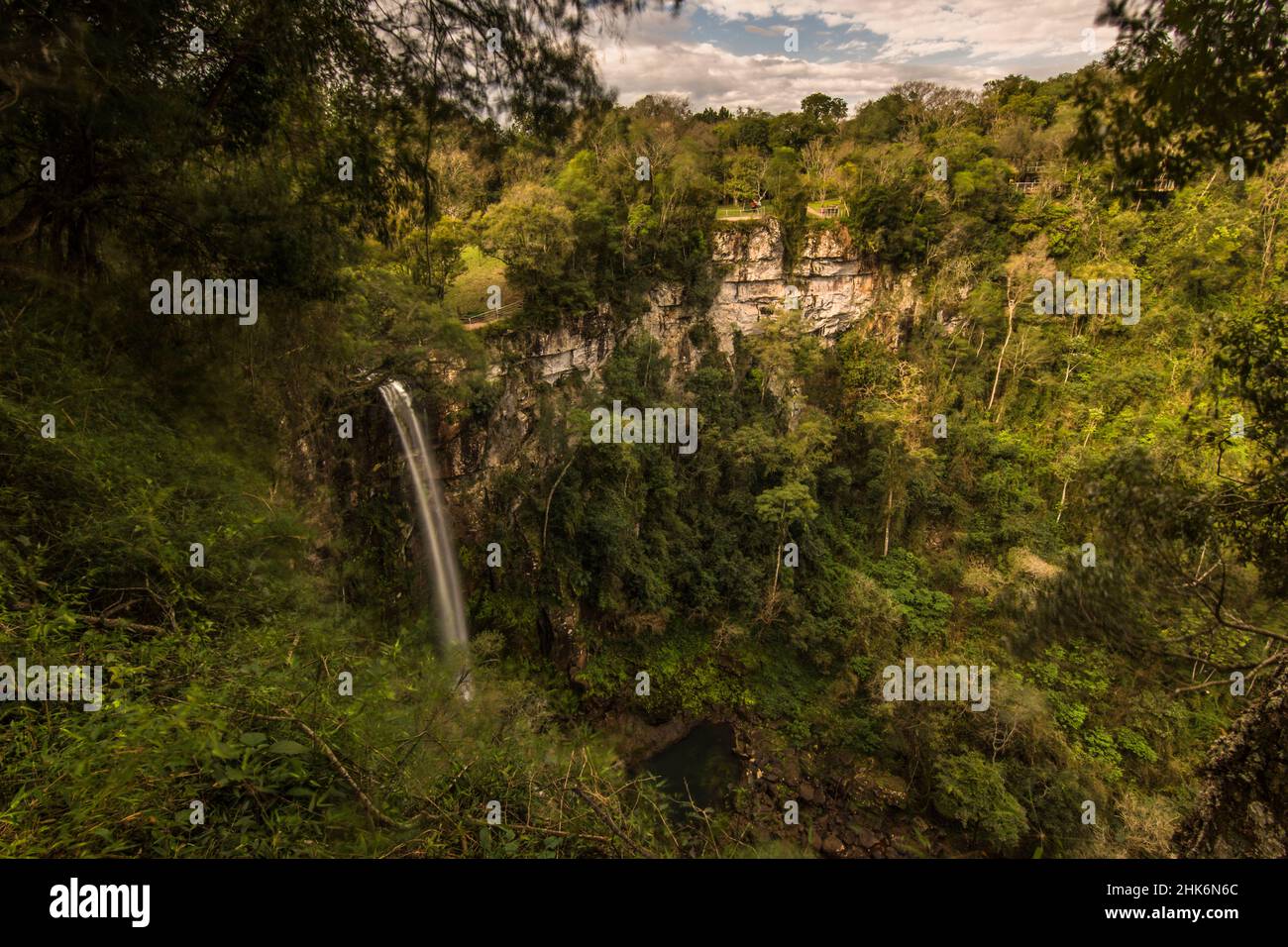Wassertropfen im Nationalpark Salto Encantado, genannt Salto Encantado (entzückt) zwischen dem Dschungelwald in Aristobulo del Valle, Misiones, Argent Stockfoto