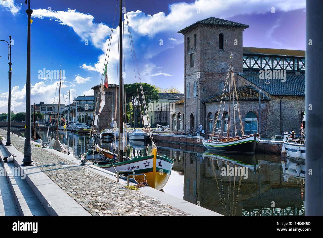 Salzlager und Boote liegen im bunten Kanalhafen von Cervia, Emilia Romagna, Italien Stockfoto