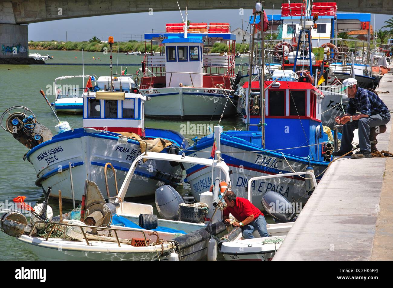 Fischerboote auf dem Fluss Gilao, Tavira, Algarve, Portugal Stockfoto