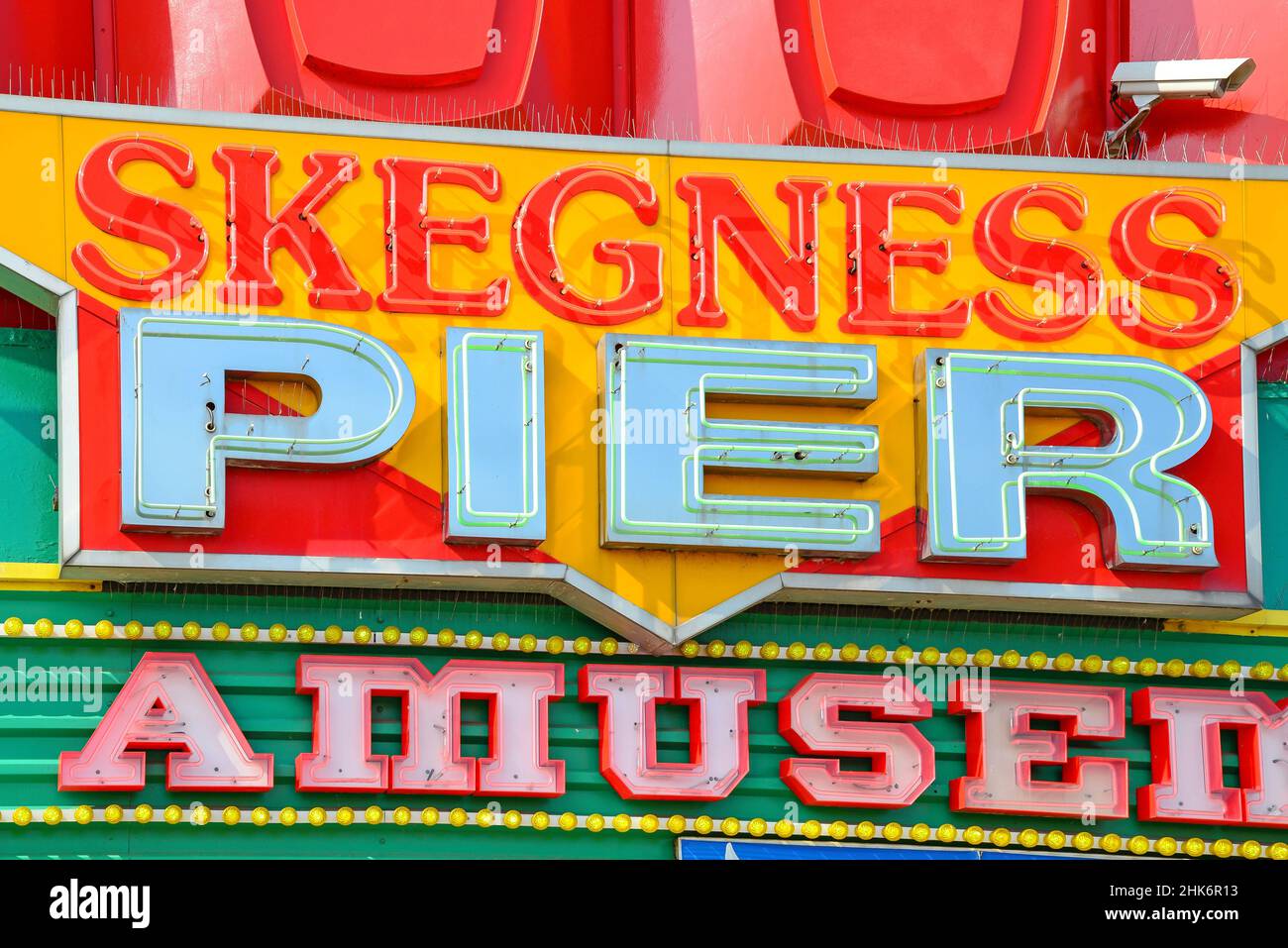 Skegness Pier Neon Schild an Strandpromenade, Skegness, Lincolnshire, England, Vereinigtes Königreich Stockfoto