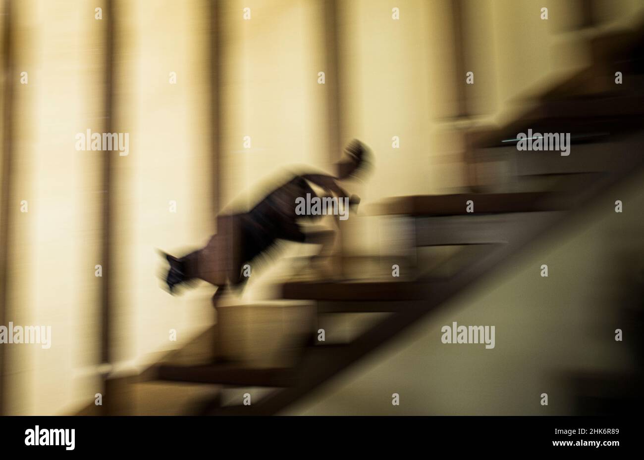 Eine Katze, die an der Leiter läuft Stockfoto