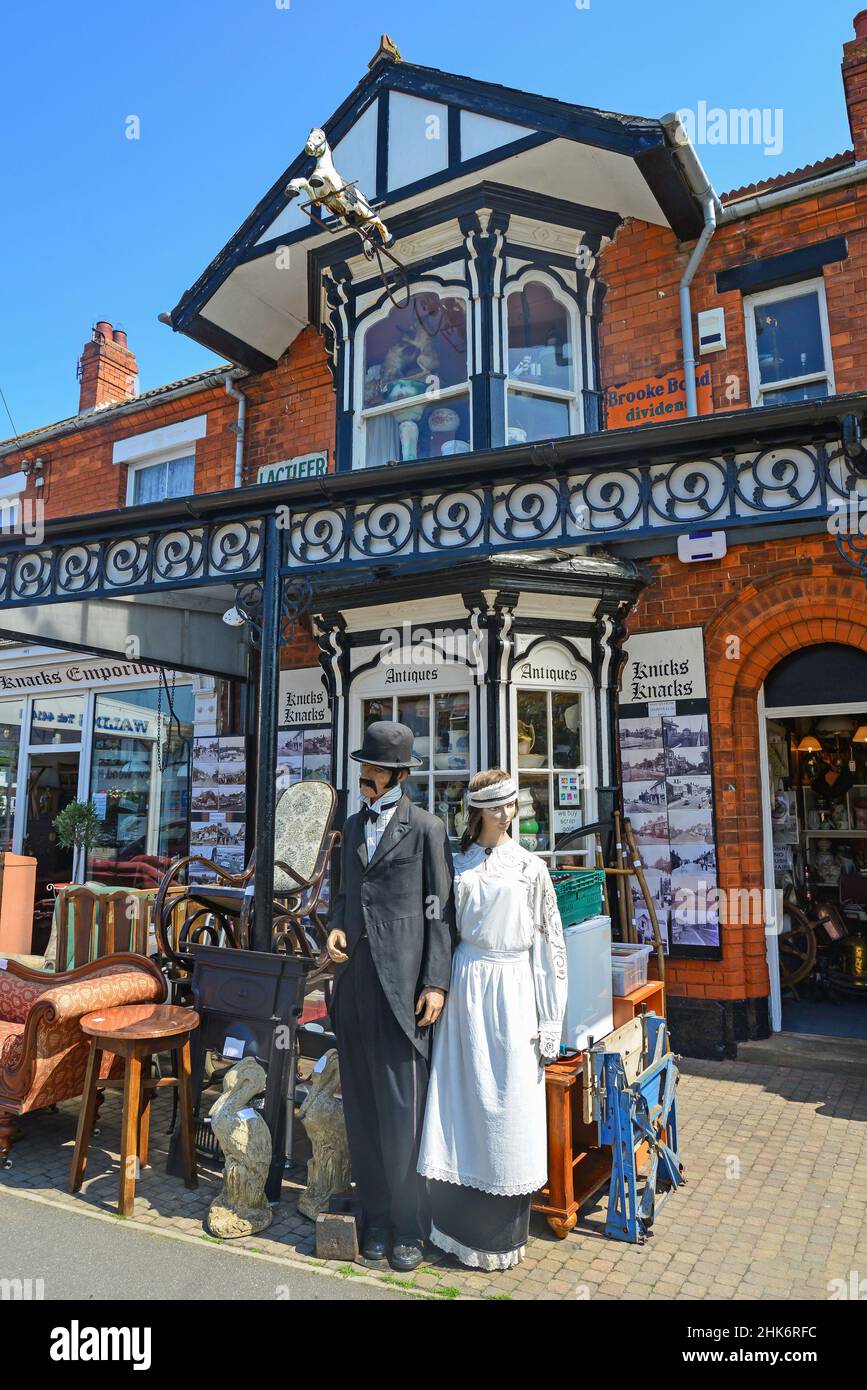 Knicks Knacks Antiquitäten Emporium, High Street, Sutton-sur-mer, Lincolnshire, England, Vereinigtes Königreich Stockfoto