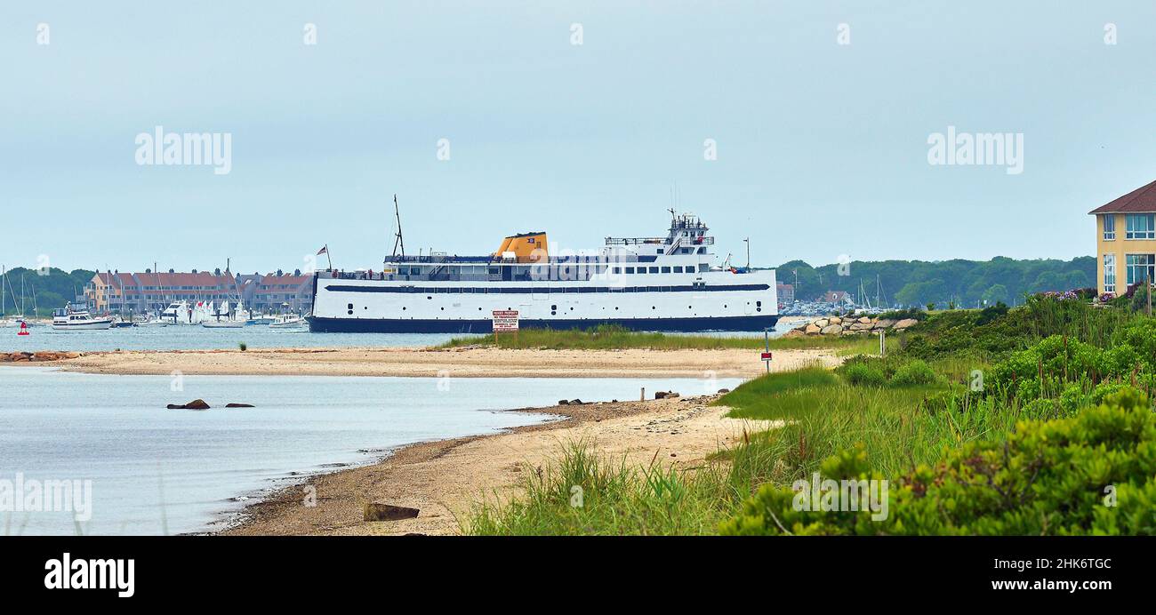 Eine Autofähre, The Eagle, fährt in den Hafen von Hyannis am Cape Cod, Massachusetts. Aus Nantucket oder Martha's Vineyard. Stockfoto