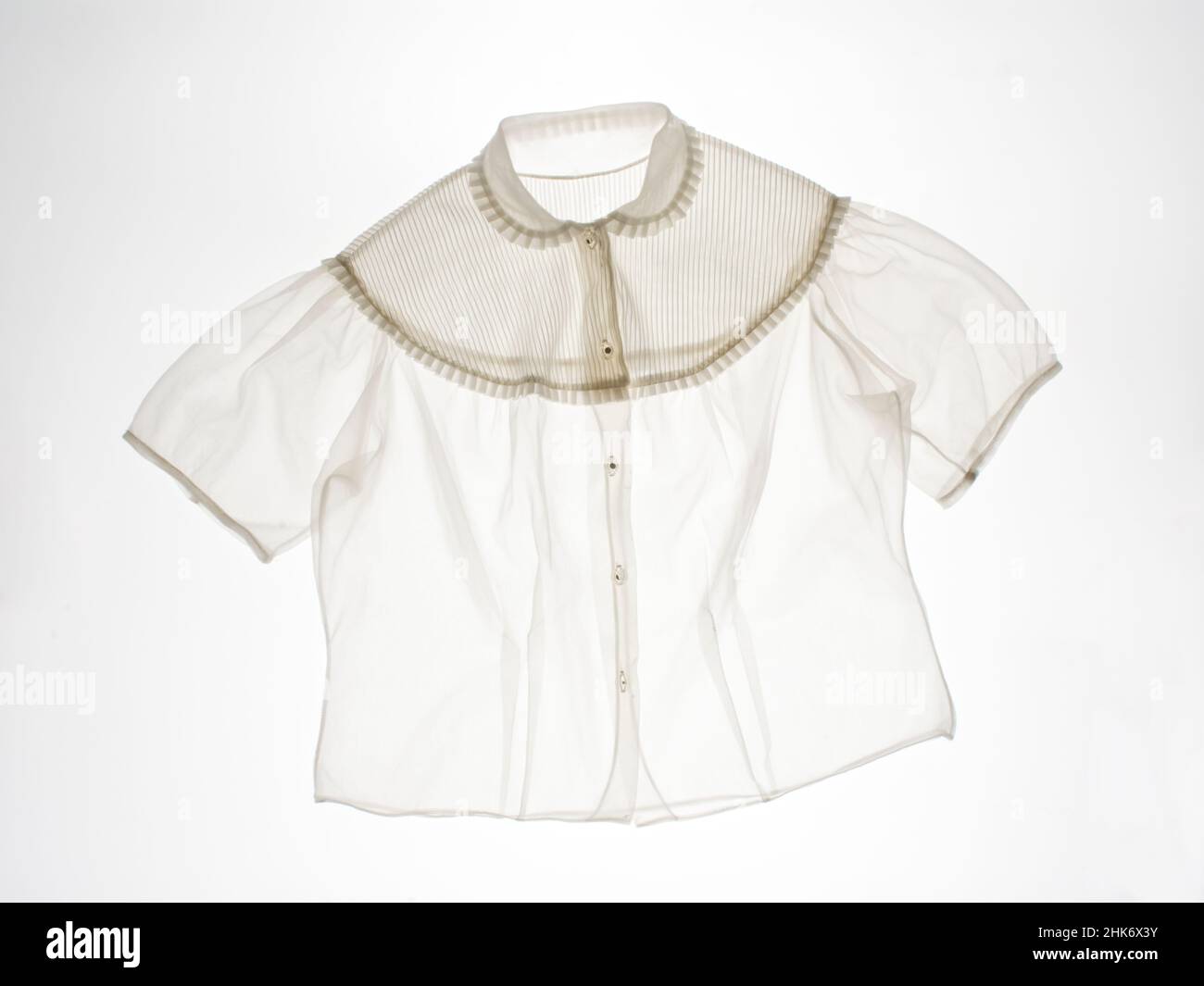 Altmodische weiße Bluse für Frauen, offener Kragen Stockfoto