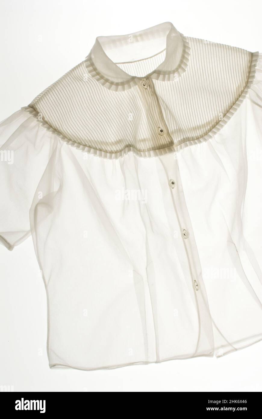 Altmodische weiße Bluse für Frauen, offener Kragen Stockfoto