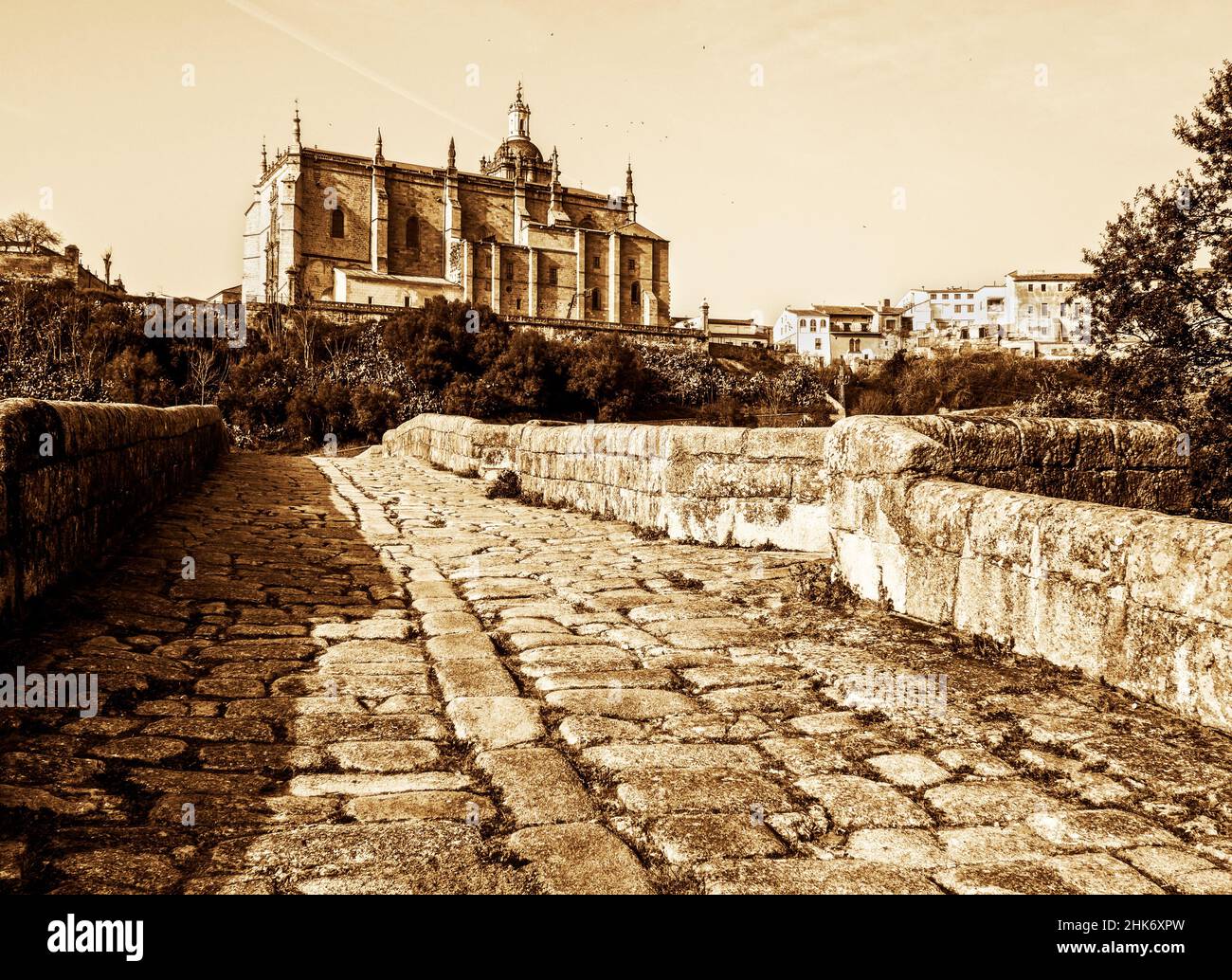 Puente de piedra y Catedral de Santa María de la Asunción. Coria. Cáceres. Extremadura. España Stockfoto