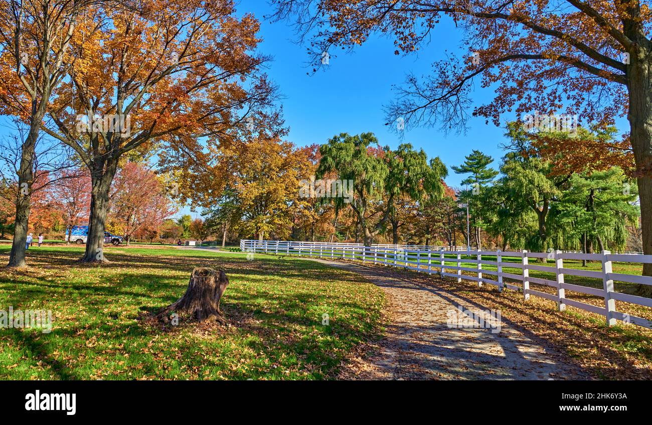 Overpeck Bergen County Park in Leonia, NJ, USA. Wanderwege sowie Sportplätze, Spielplätze und ein Reitzentrum. Im Herbst. Stockfoto