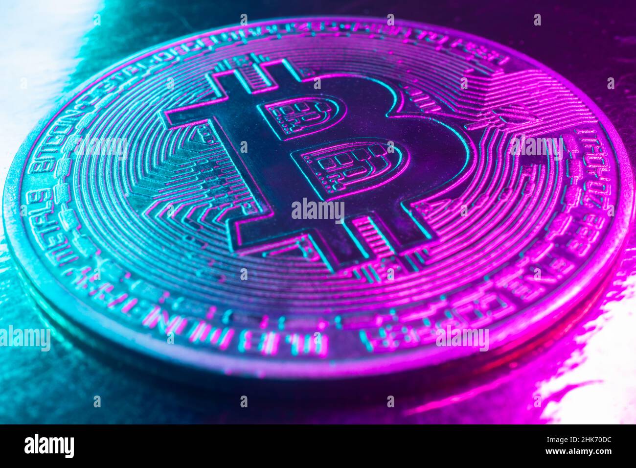 bitcoin Kryptowährung neonblau rosa Licht Stockfoto