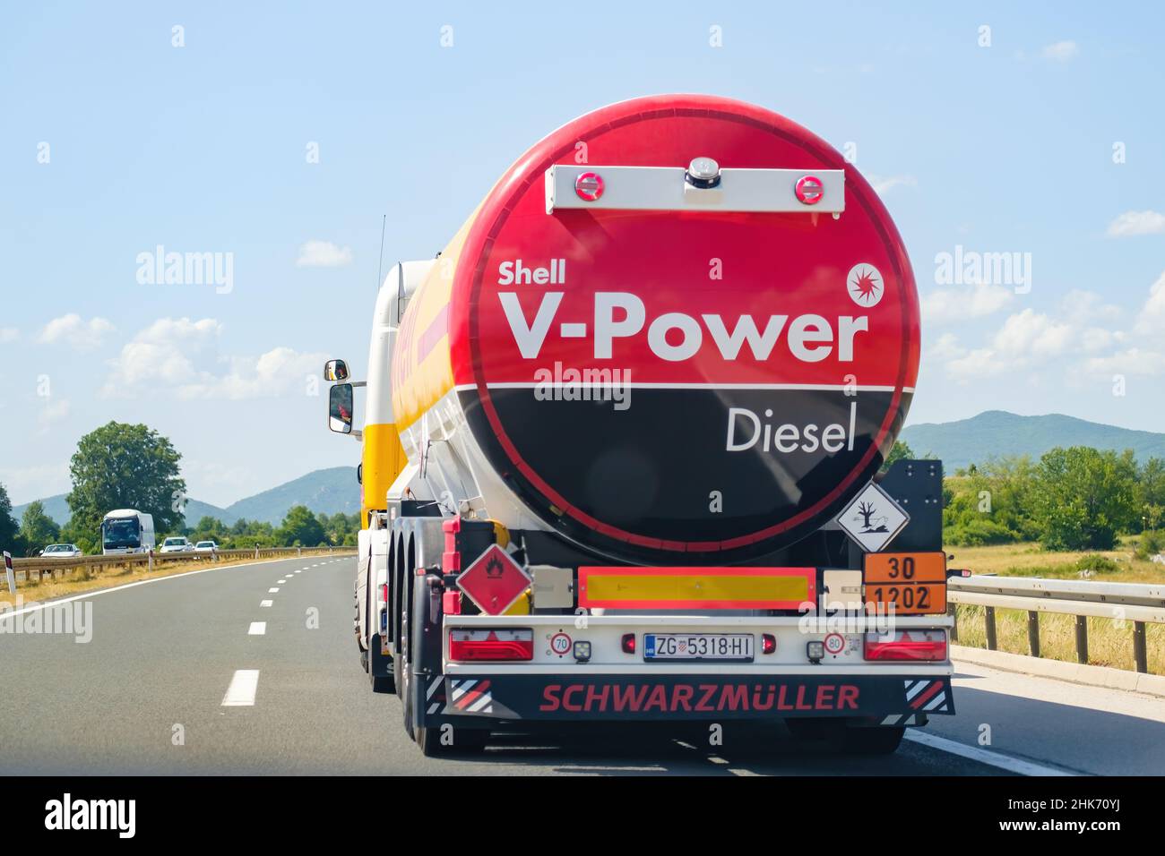 Shell V Power Diesel-Tanker transportiert Benzin auf der Autobahn mit Bergen im Hintergrund, Oktober 2021, Zadar, Kroatien. Stockfoto