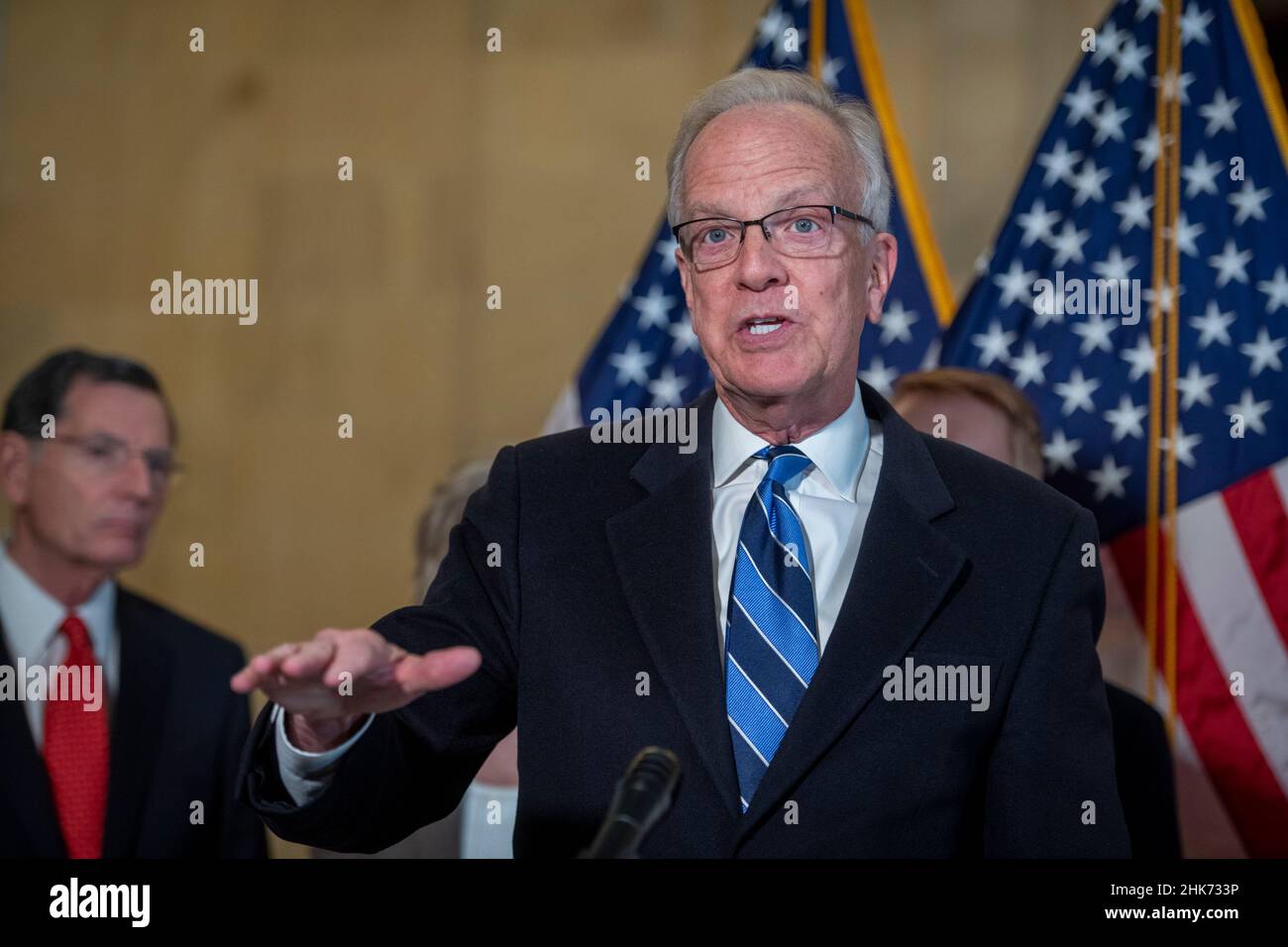 Der Senator der Vereinigten Staaten, Jerry Moran (Republikaner von Kansas), hält am Mittwoch, den 2. Februar 2022, im Russell Senate Office Building in Washington, DC, eine Rede zur Grenzpolitik der Regierung Biden zwischen den USA und Mexiko. Kredit: Rod Lamkey/CNP /MediaPunch Stockfoto