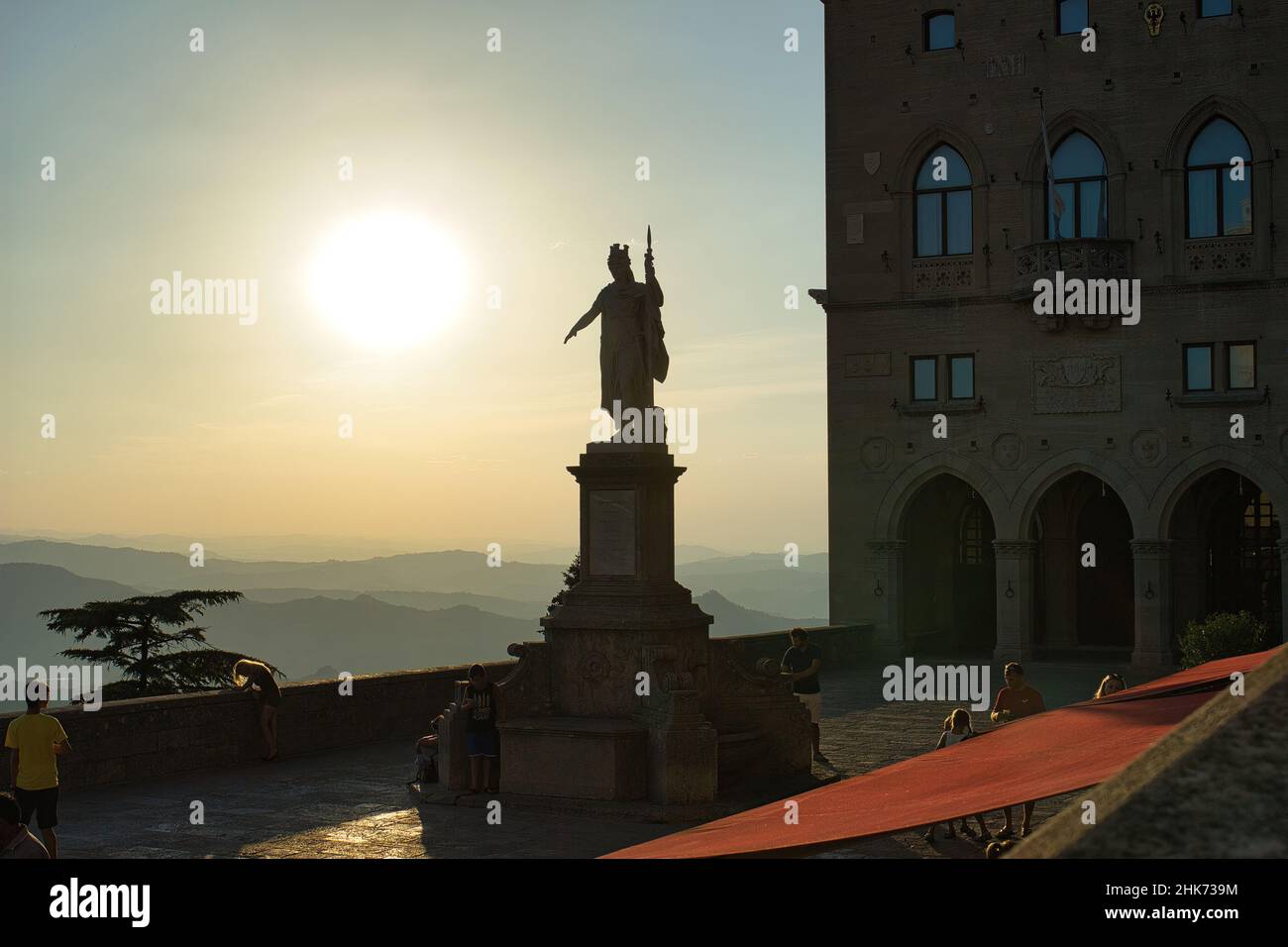 Ein herrlicher Sonnenuntergang beleuchtet die Freiheitsstatue auf dem Hauptplatz der Republik San Marino Stockfoto