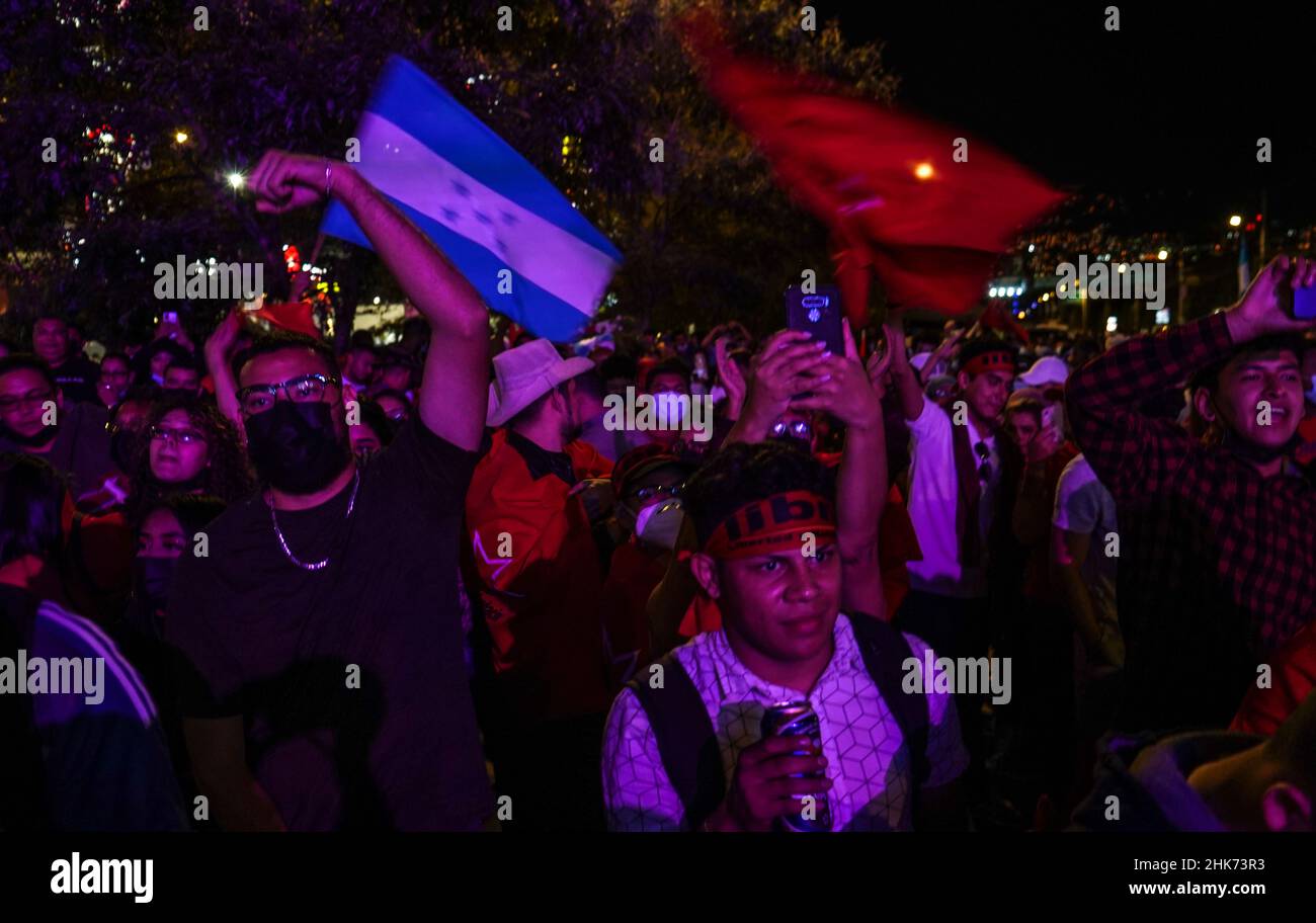 Tegucigalpa, Francisco Morazan, Honduras. 27th Januar 2022. Die Anhänger von Xiomara Castro feiern nach ihrer Amtseinführung: Xiomara Castro ist die erste Frau, die Präsidentin von Honduras wird, und hat mit der LIBRE (Libertad y RefundaciÃ³n) Partei soziale Reformen für ihr Mandat vorgeschlagen. (Bild: © Camilo Freedman/SOPA Images via ZUMA Press Wire) Stockfoto