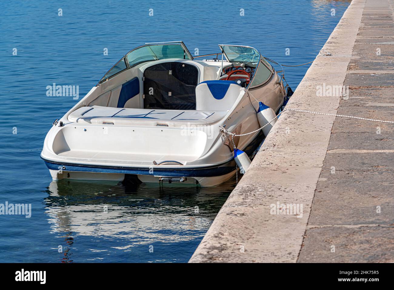 Freizeit- und Fischerboote am Yachthafen in Zadar, Kroatien. Stockfoto