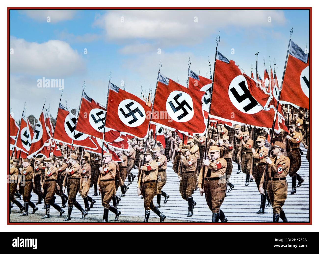 Sturmabteilung SA-Truppen Vintage-Propaganda Nazi-Deutsche Sturmabteilung SA-Truppen marschieren mit Nazi-Swastika-Flaggen auf der Nazi-Kundgebung Nürnberg Deutschland 1933. Verwendet als Titelbild für den Propagandafilm Triumph des Willens (Triumph des Willens), einen Film von Leni Riefenstahl aus dem Jahr 1935. Stockfoto