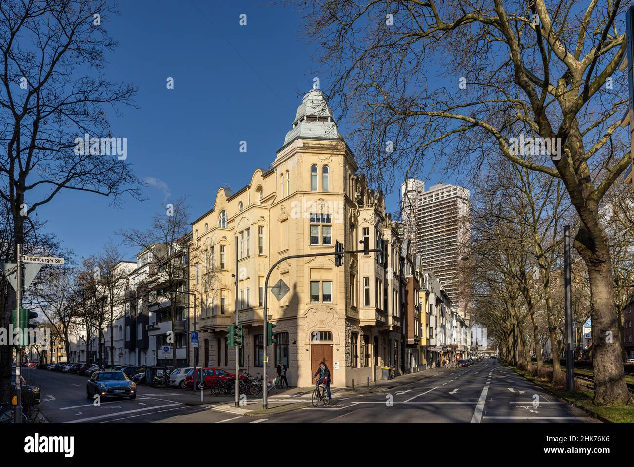 Niedrige Gebäude und breite Straßen im Kölner Stadtteil Sülz Stockfoto