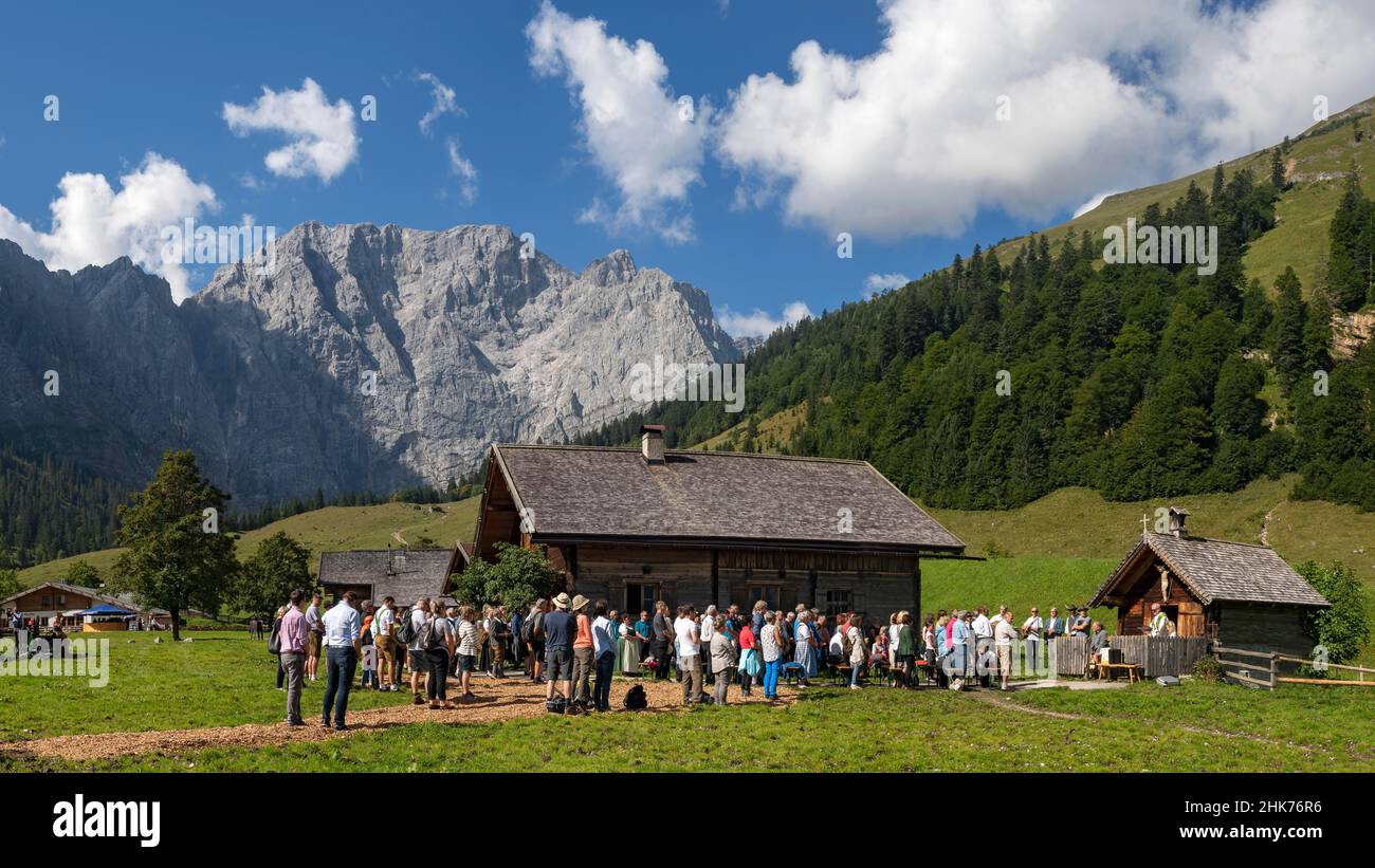 Massenfeier am Almkirtag vor der Holzkapelle im Alpendorf eng, mit Grubenkarspitze und Dreizinkenspitze in der Stockfoto