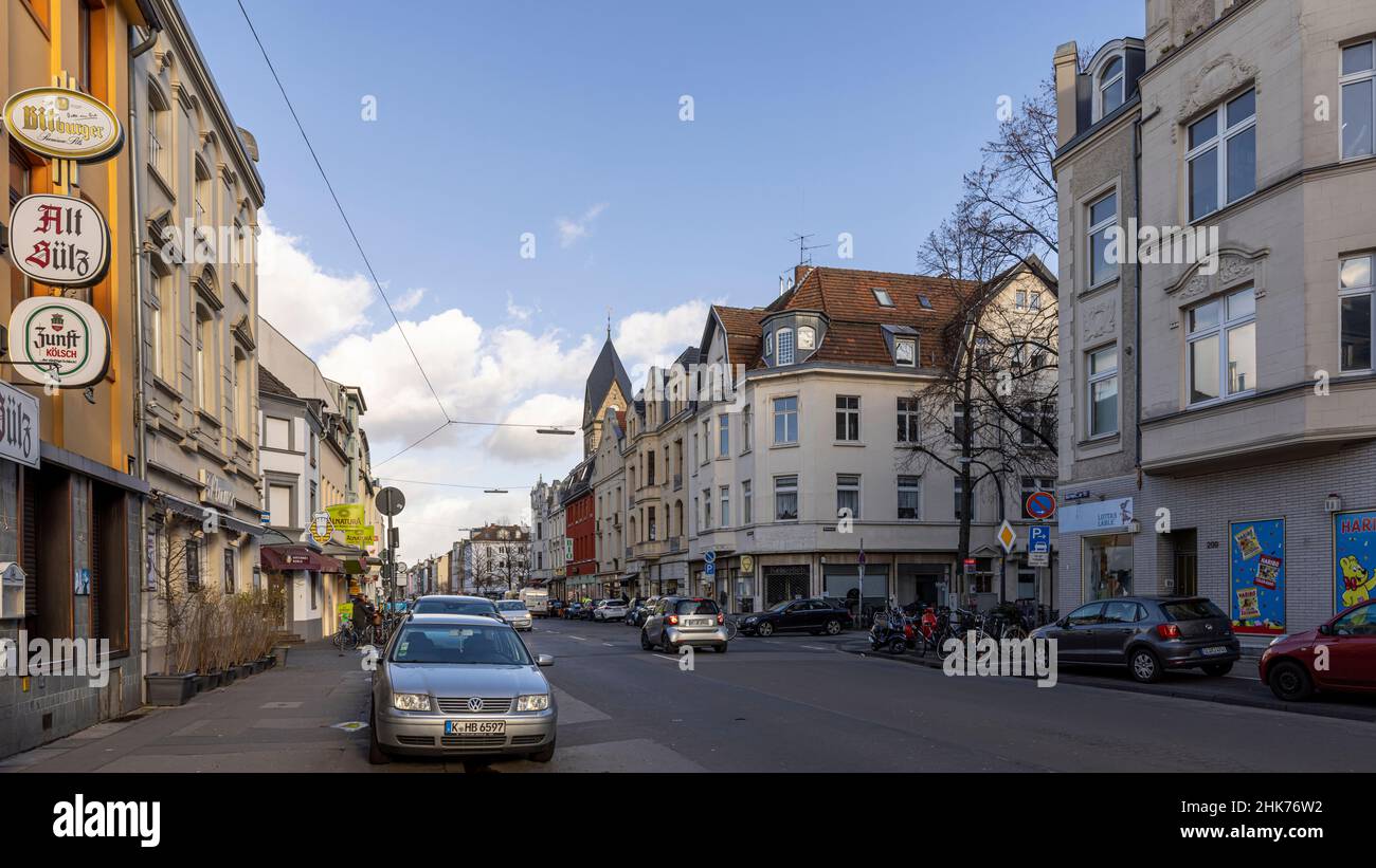 Niedrige Gebäude und breite Straßen im Kölner Stadtteil Sülz Stockfoto