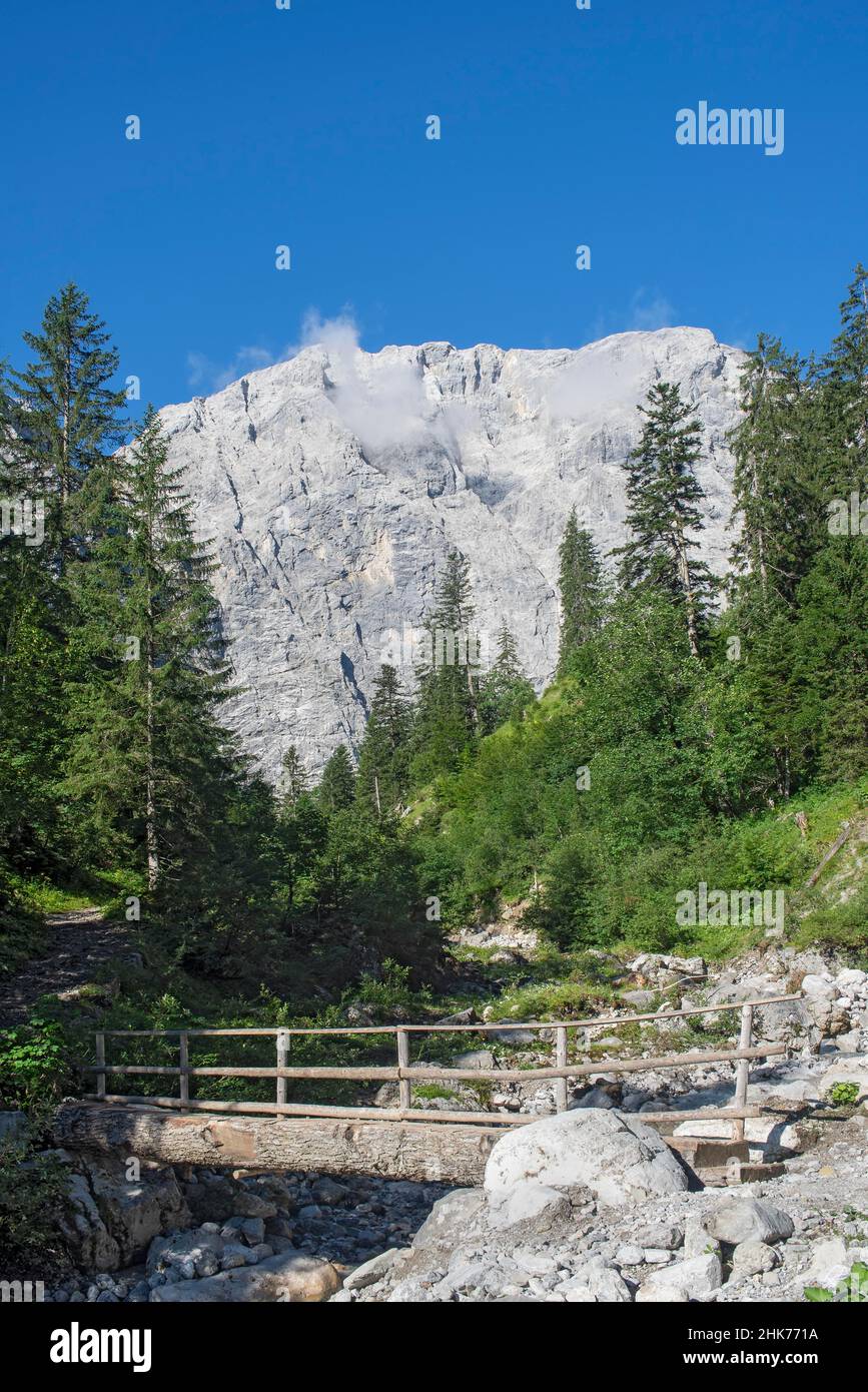 Grubenkarspitze mit Wanderweg in den enger Grund, Holzbrücke, Karwendelgebirge, Tirol, Österreich Stockfoto