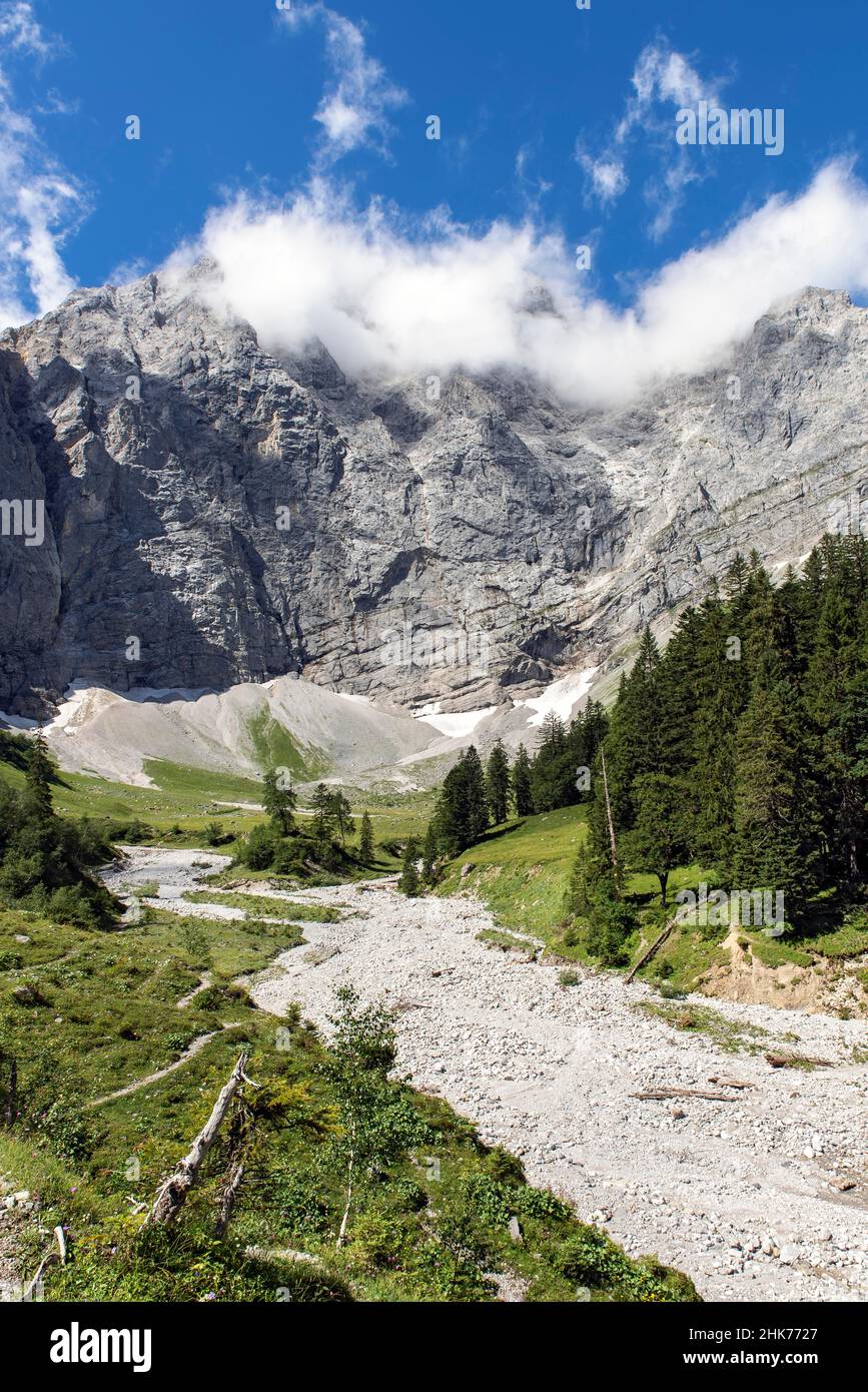 Enger Grund Almgebiet mit ausgetrocknetem Bachbett des Rissbaches, dahinter Grubenkarspitze, Karwendelgebirge, Tirol, Österreich Stockfoto