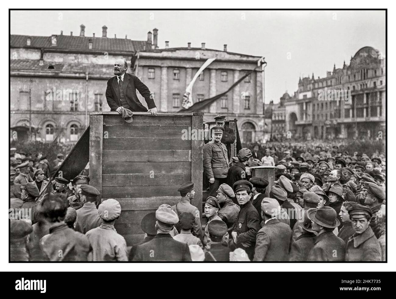 1919/1920 Wladimir Lenin, 1920 auf dem Moskauer Swerdlow-Platz, hält eine leidenschaftliche Rede vor Mitgliedern der Roten Armee, die während des Polnisch-sowjetischen Krieges an die Front gingen. Wladmir Lenin spricht 1919 eine Menge Petrograder Arbeiter an. Links von Lenin steht Trotzki. Moskau 1920 Stockfoto