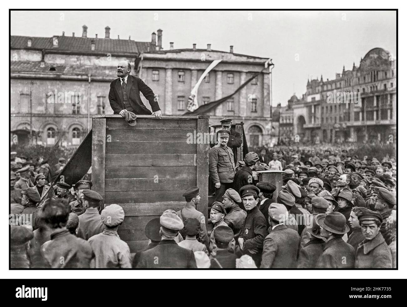 LENINREDE MOSKAU 1919/1920 Wladimir Lenin hält 1920 auf dem Moskauer Swerdlov-Platz eine leidenschaftliche Rede vor Mitgliedern der Roten Armee, die während des Polnisch-Sowjet-Krieges zur Front ausreisen.Vladmir Lenin spricht 1919 eine Menge Petrograder Arbeiter an. Auf der rechten Seite steht Trotzki. Stockfoto