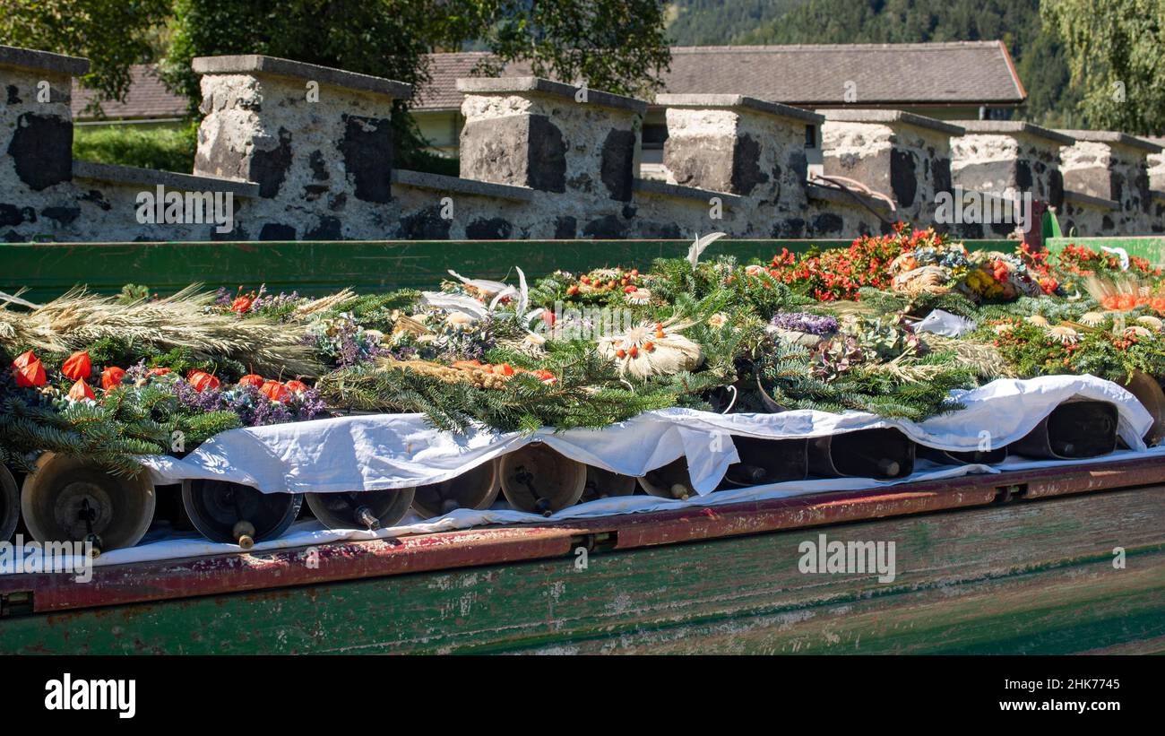 Kopfschmuck für Kühe am Almabtrieb, liegend auf einem Anhänger, Tirol, Österreich Stockfoto