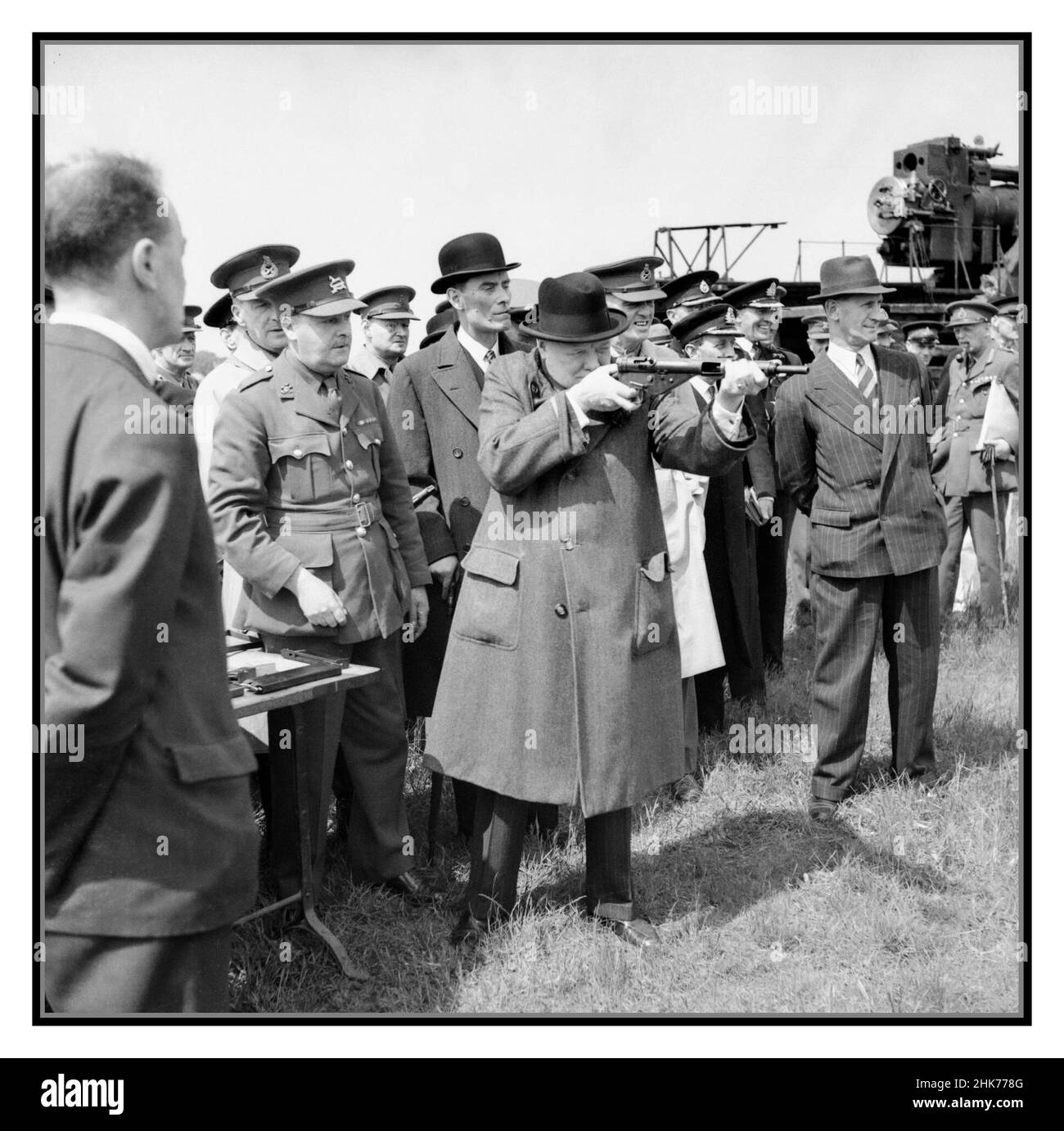 Winston Churchill als Premierminister 1940-45 Winston Churchill zielt mit einer Sten-Kanone während eines Besuchs der Royal Artillery Experimentierstation in Shoeburyness in Essex am 13. Juni 1941. Stockfoto