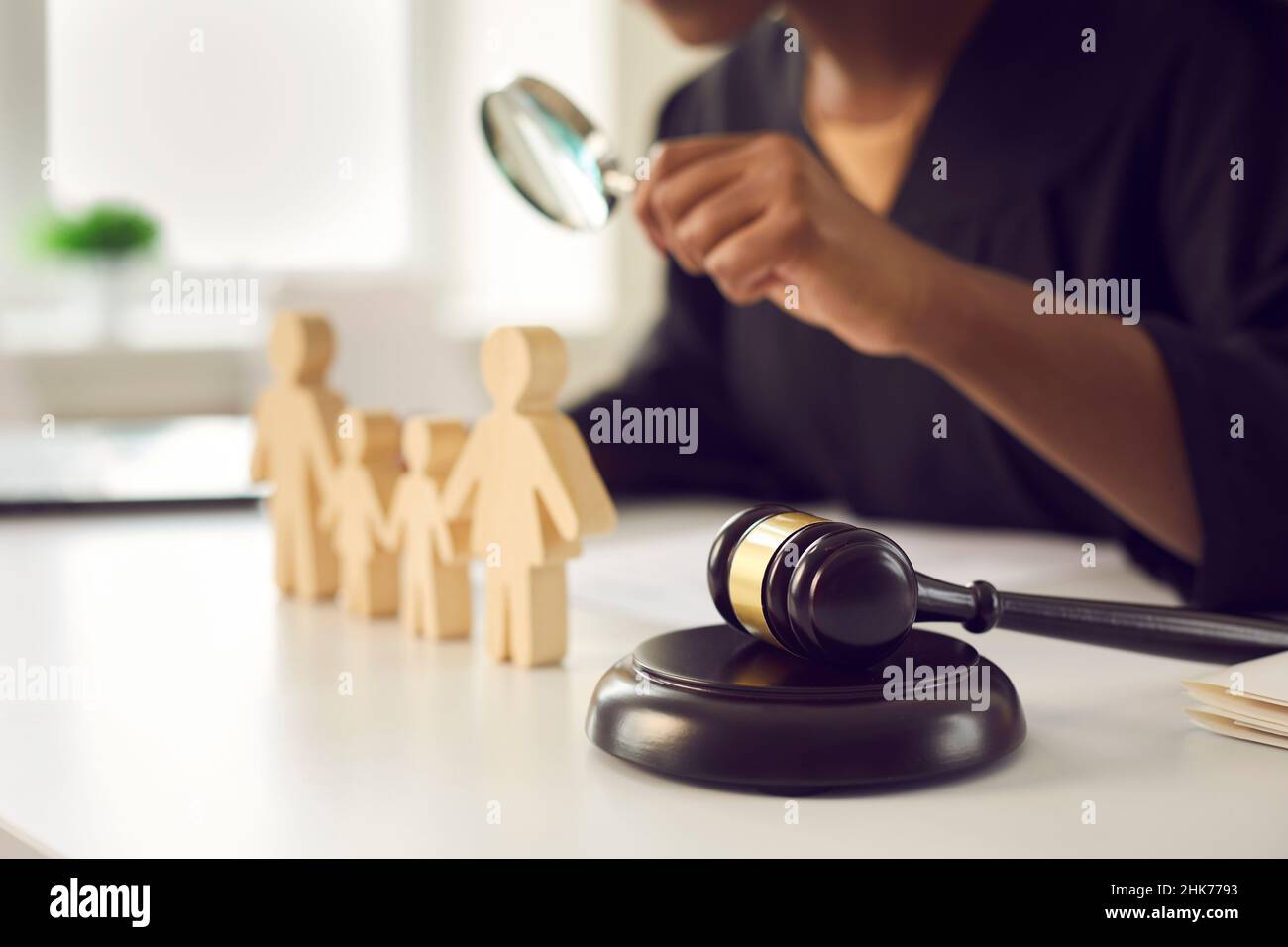 Nahaufnahme des Anwalts betrachten Sie das Familienrecht Stockfoto