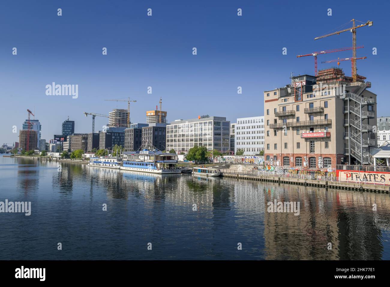 Mediaspree, Zalando, Wohnebenen Wohnturm, Mercedes Benz Vertriebszentrale, Mühlenstraße, Spreeufer, Friedrichshain, Berlin, Deutschland Stockfoto