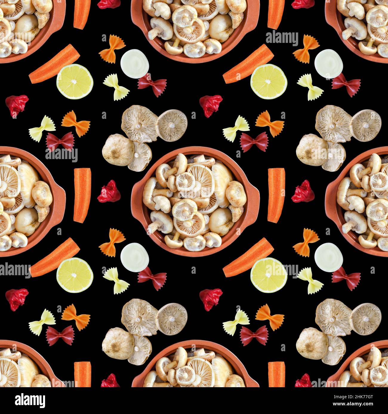 Nahtloses Muster mit rohen, frischen Pilzen in einem Topf, Pasta und pflanzlichen Zutaten zum Kochen auf einem schwarzen quadratischen Hintergrund Stockfoto