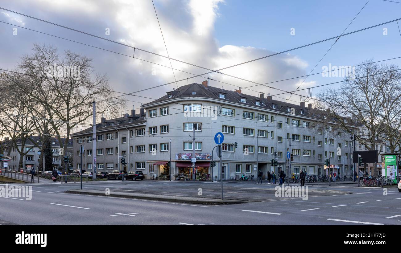 Niedrige Gebäude und breite Straßen im Kölner Stadtteil Sülz Stockfoto