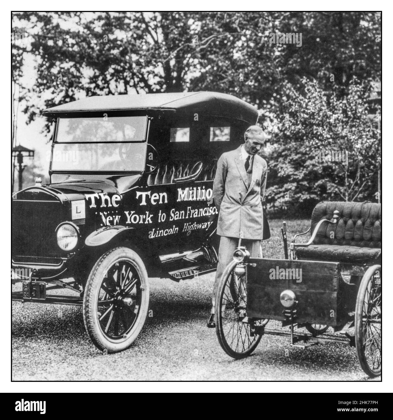 Henry Ford mit dem ersten Ford-Auto von 1896 und dem zehnmillionsten Ford-Auto Modell T von 1924 Stockfoto