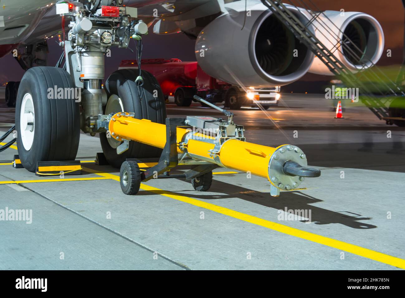 Das Flugzeug ist bereit, den Abschlepptracktor des Wagens auf dem vorderen Fahrwerk des Fahrgestells nach hinten zu schieben Stockfoto