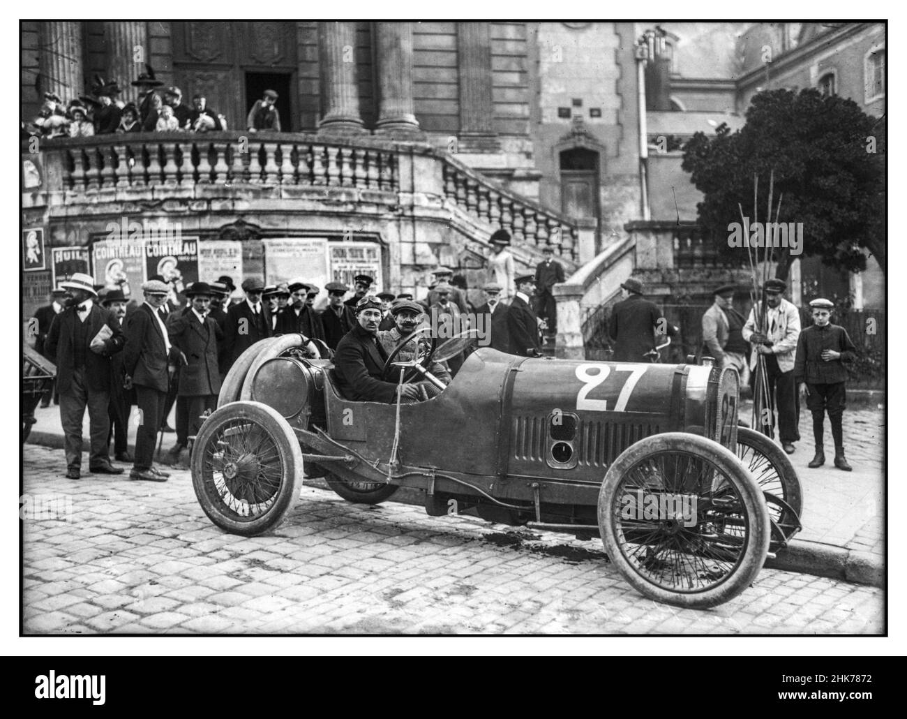 1900s VINTAGE LE MANS 24hrs PEUGEOT Jules Goux in seinem Peugeot Nummer 27 in Le Mans vor dem Gewinn des Sarthe Cup 1912. Le Mans Frankreich Stockfoto