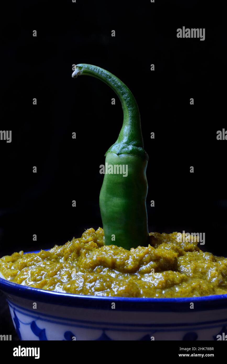 Grüne Thai-Paprikapaste in einer Schüssel mit Chili Stockfoto
