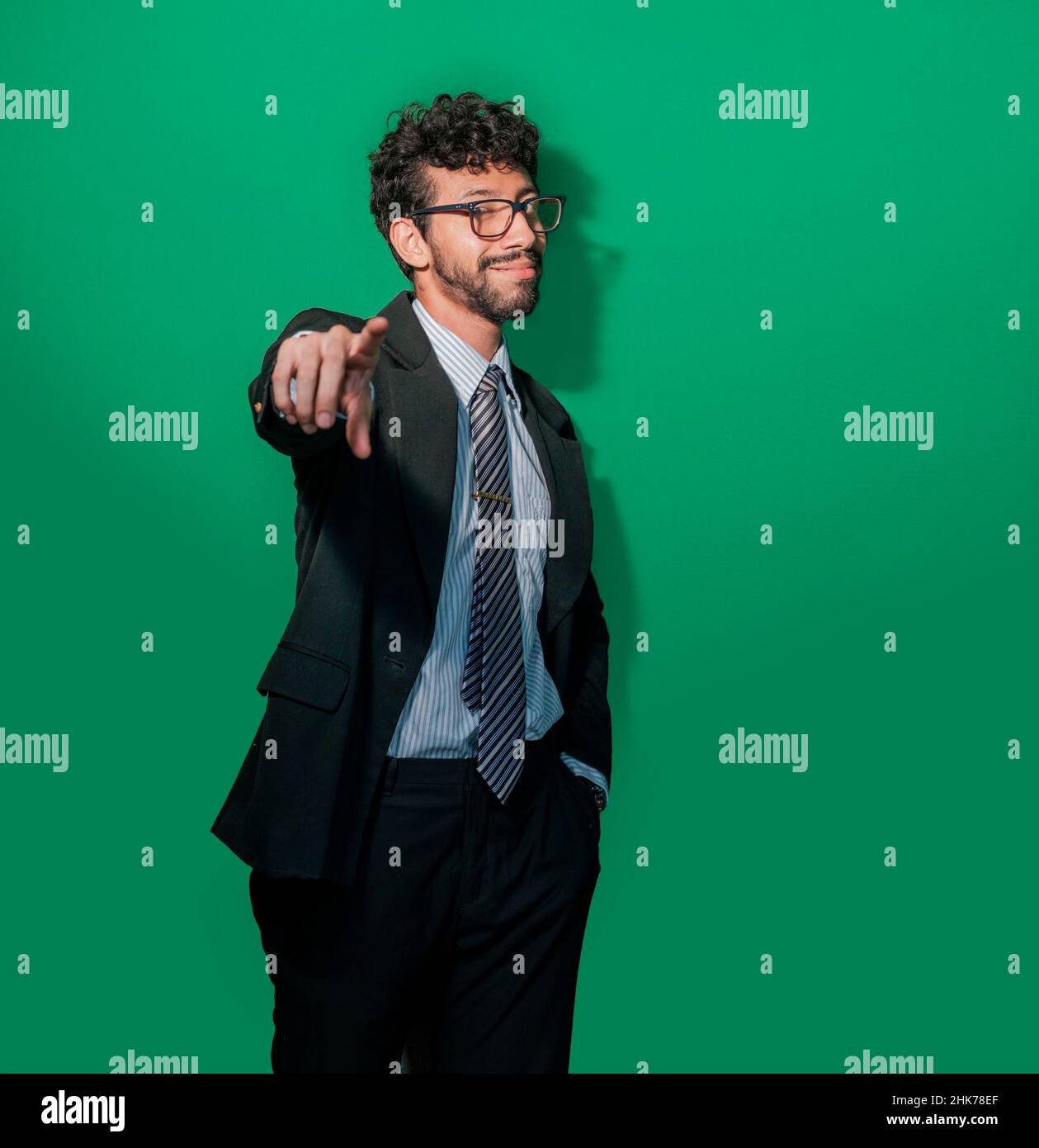 Junger Geschäftsmann mit positiver Einstellung, freundlicher Unternehmer zeigt Stockfoto